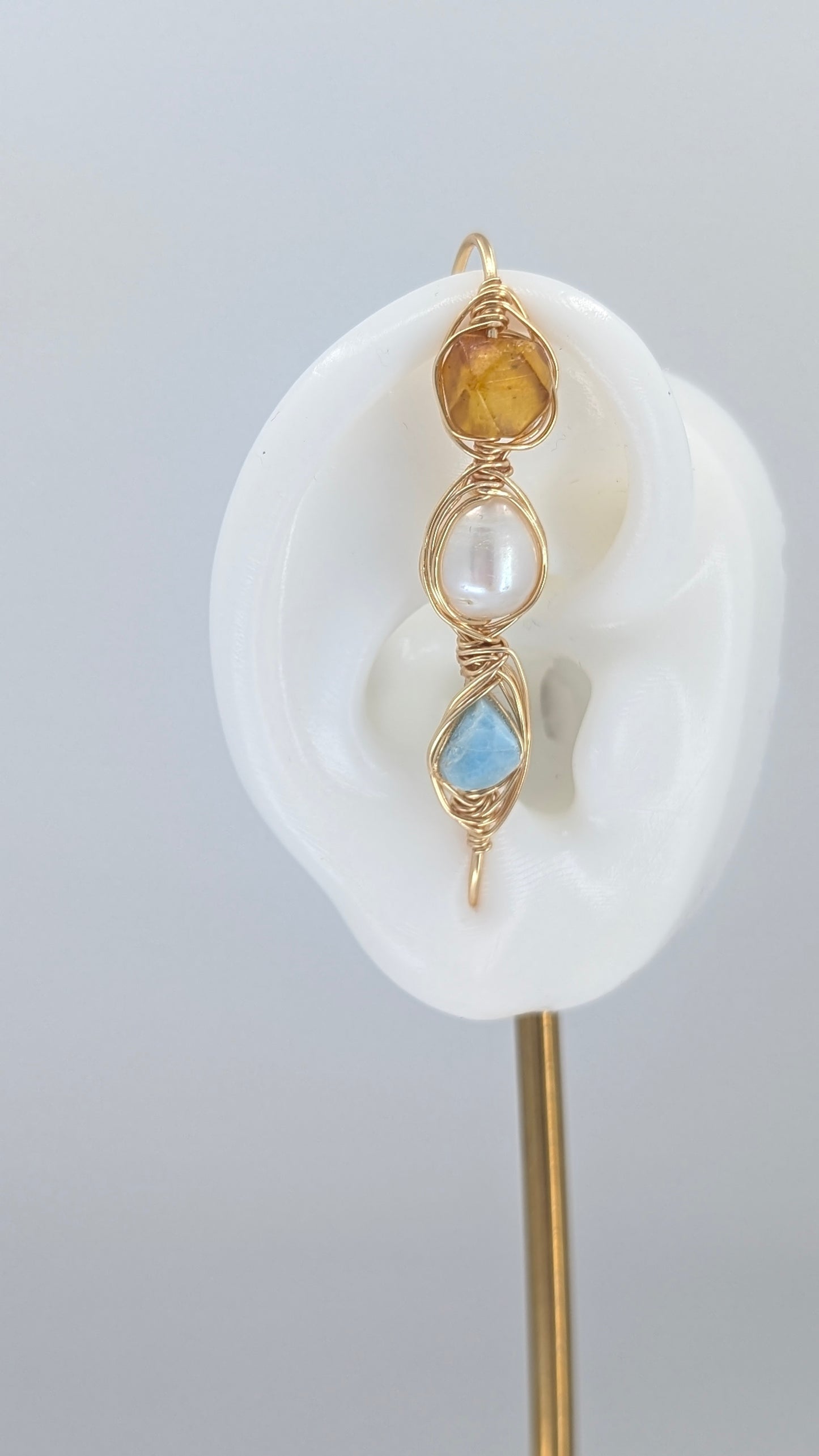 Triple stones ear pin